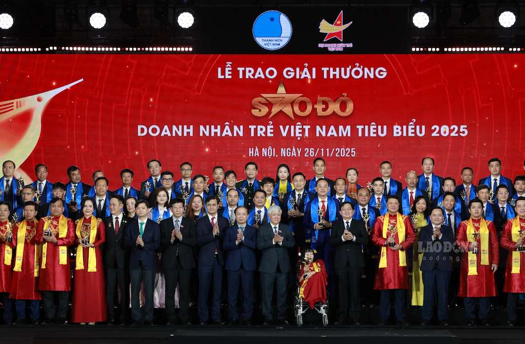 10 Doanh nhân đạt giải thưởng Sao Đỏ 2025 đang là lãnh đạo của các doanh nghiệp đứng đầu các ngành kinh tế quan trọng của đất nước. Ảnh: Hải Nguyễn