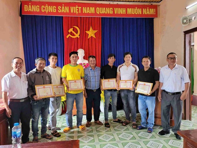 12 người ở Đắk Lắk đưa hàng trăm dân thoát khỏi vùng lũ