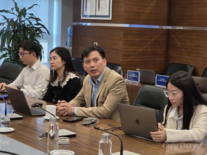 Ông Nguyễn Văn Hưởng (thứ 2 từ phải sang) chia sẻ thông tin tại cuộc họp