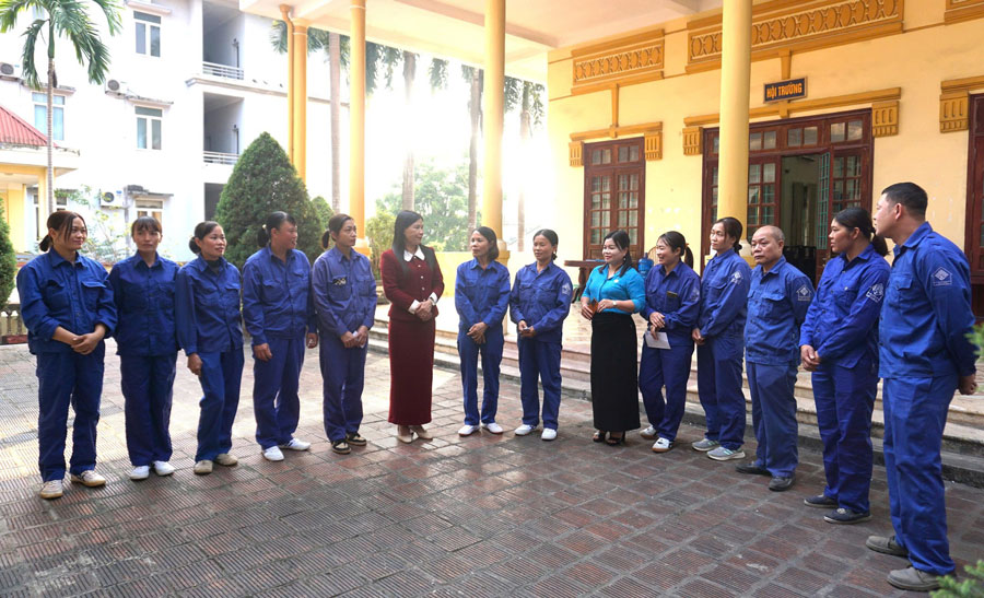 Chủ tịch Liên đoàn Lao động tỉnh Lào Cai Nguyễn Thị Bích Nhiệm trao đổi với người lao động. Ảnh: Bảo Nguyên