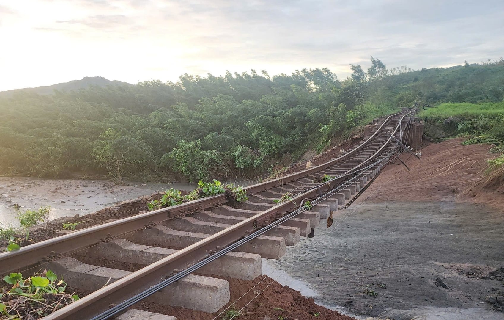 Hiện trường sạt lở đường sắt nghiêm trọng trên t