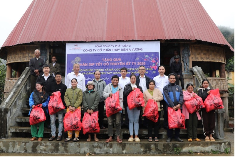 AVC tổ chức đoàn thăm hỏi, tặng quà Tết cho người dân tại xã Bến Hiên.