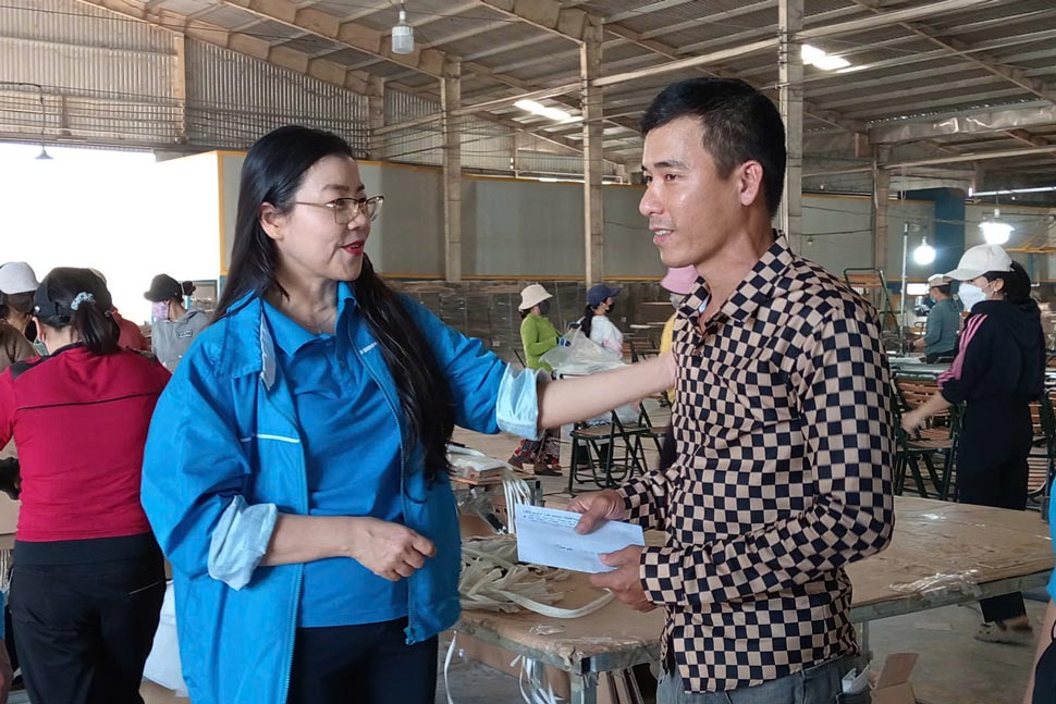 Bà Nguyễn Thị Thanh Thủy - Phó Chủ tịch LĐLĐ tỉnh Gia Lai - trao hỗ trợ cho anh Đặng Văn Dũ, công nhân có nhà bị sập do bão. Ảnh: Hoài Phương