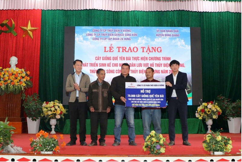 Trao hỗ trợ Chương trình sinh kế người dân lưu vực hồ Thủy điện A Vương