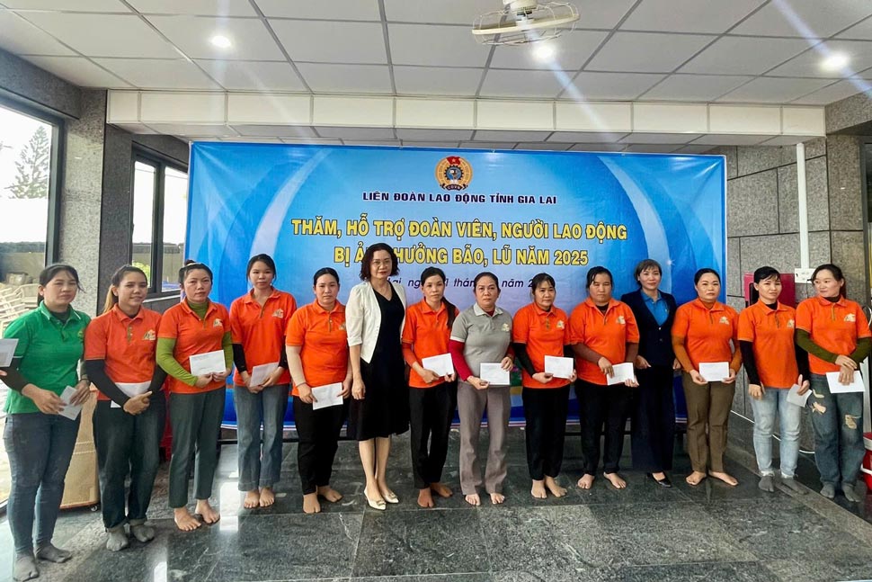 Đoàn viên, người lao động Công ty Cổ phần Chế biến gỗ An Long nhận hỗ trợ từ tổ chức Công đoàn. Ảnh: Hoài Phương