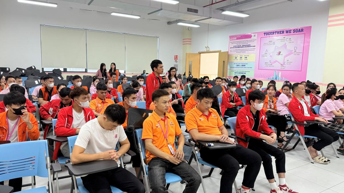 Lao động ngoại tỉnh chia sẻ khó khăn về cuộc sống xa quê. Ảnh: Regina Miracle International Việt Nam