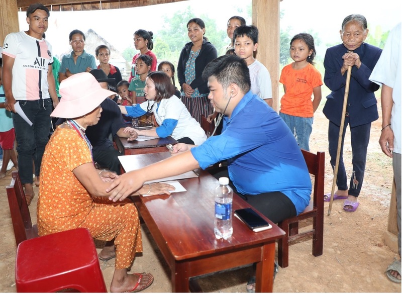 AVC Phối hợp với y, bác sĩ Bệnh viện Đà Nẵng khám bệnh, phát thuốc miễn phí cho người dân thôn ZLao, xã Tây Giang.