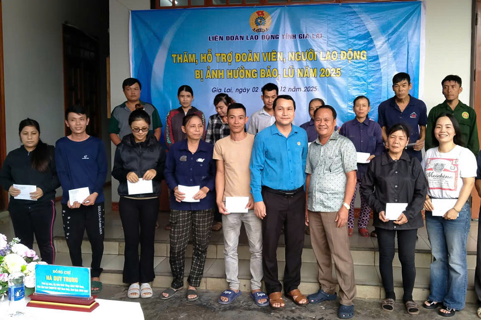 Ông Hà Duy Trung - Chủ tịch LĐLĐ tỉnh Gia Lai - trao quà hỗ trợ cho người lao động tại Doanh nghiệp tư nhân Thương mại Phước An Thạnh. Ảnh: Hoài Phương