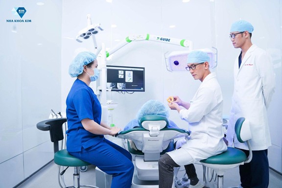 Công nghệ Robot X-Guide và máng định vị 3D giúp các ca cấy ghép Implant đạt độ chính xác cao. Ảnh: Nha Khoa Kim