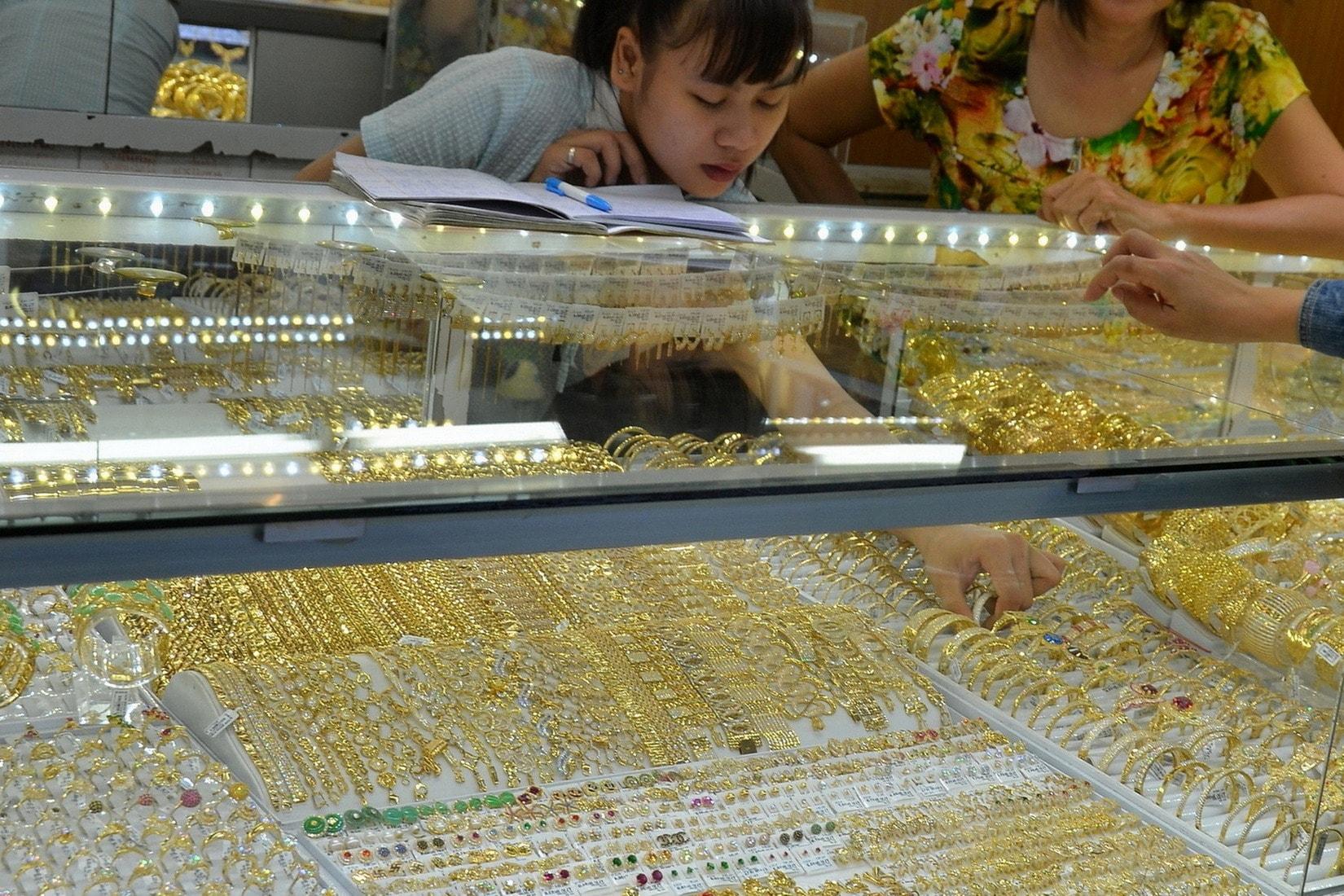 Giá vàng hôm nay 04 12 2025 Giá vàng SJC, giá vàng nhẫn, vàng thế giới