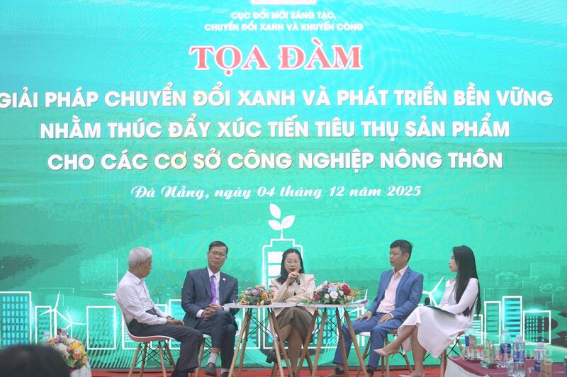 Tọa đàm bàn tròn về các giải pháp thúc đẩy chuyển đổi xanh để xúc tiến tiêu thụ sản phẩm công nghiệp nông thôn.