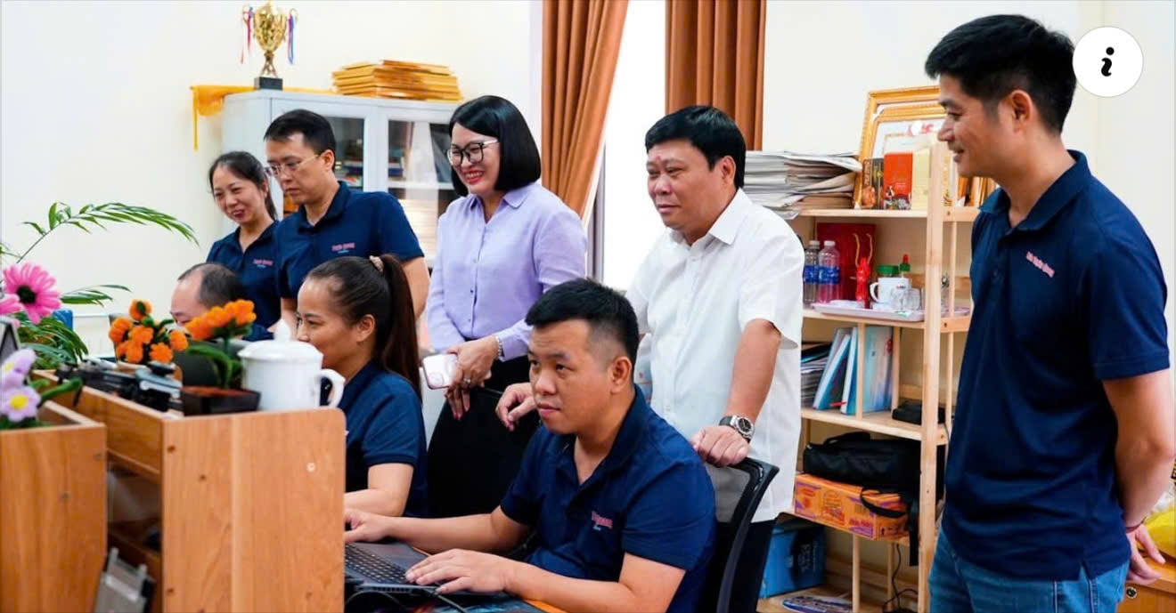 Ban biên tập Báo và Phát thanh – Truyền hình Tuyên Quang cùng các phóng viên trao đổi nội dung trong quy trình sản xuất hội tụ.