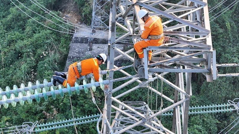 Những người thợ truyền tải nỗ lực cao nhất để hoàn thành dự án đúng tiến độ