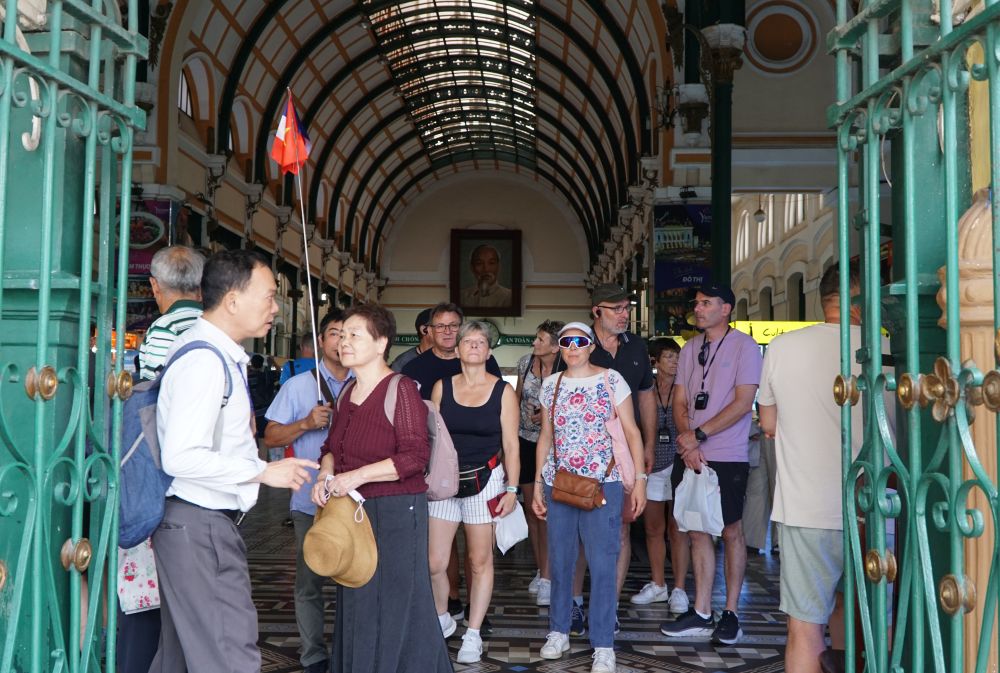 Khách quốc tế tham quan, du lịch TPHCM. Ảnh: Thanh Chân