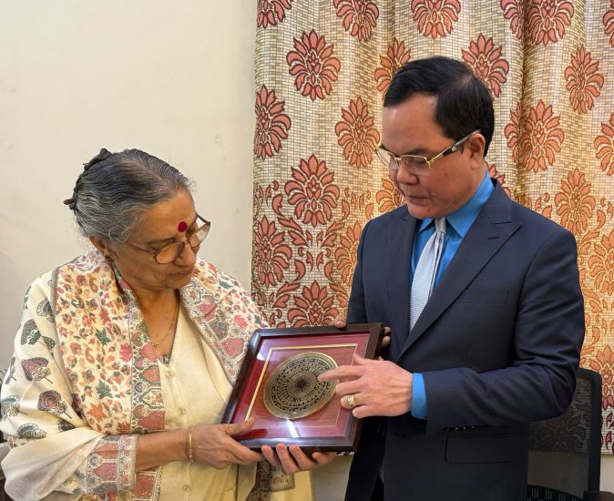 Ủy viên Trung ương Đảng, Phó Chủ tịch Ủy ban Trung ương Mặt trận Tổ quốc Việt Nam, Chủ tịch Tổng LĐLĐVN Nguyễn Đình Khang tại buổi Hội đàm với bà Amarjeet Kaur, Tổng Thư ký Liên hiệp Công đoàn toàn Ấn.  Ảnh: Ban Công tác Công đoàn