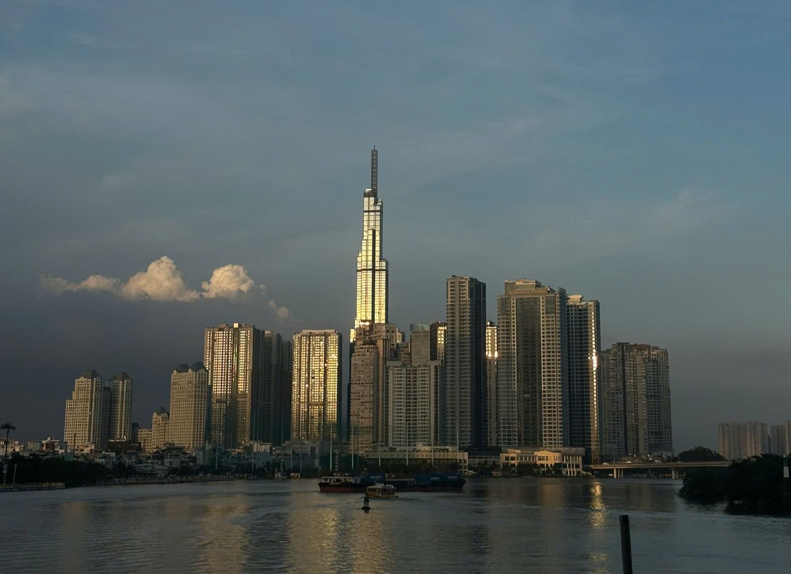 Cảnh quan TPHCM nhìn từ du thuyền trên sông Sài Gòn. Ảnh: Ngọc Ánh