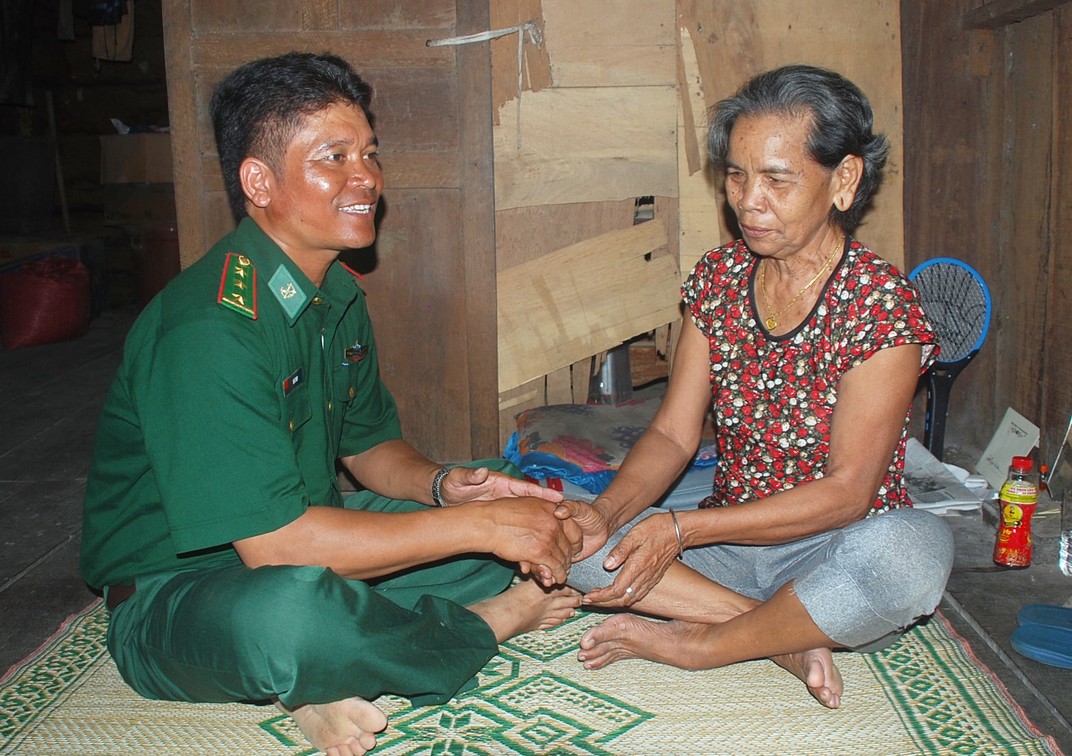 ảnh 2 Già Lâm luôn phối hợp cùng với Đồn biên phòng giúp người dân thoát nghèo