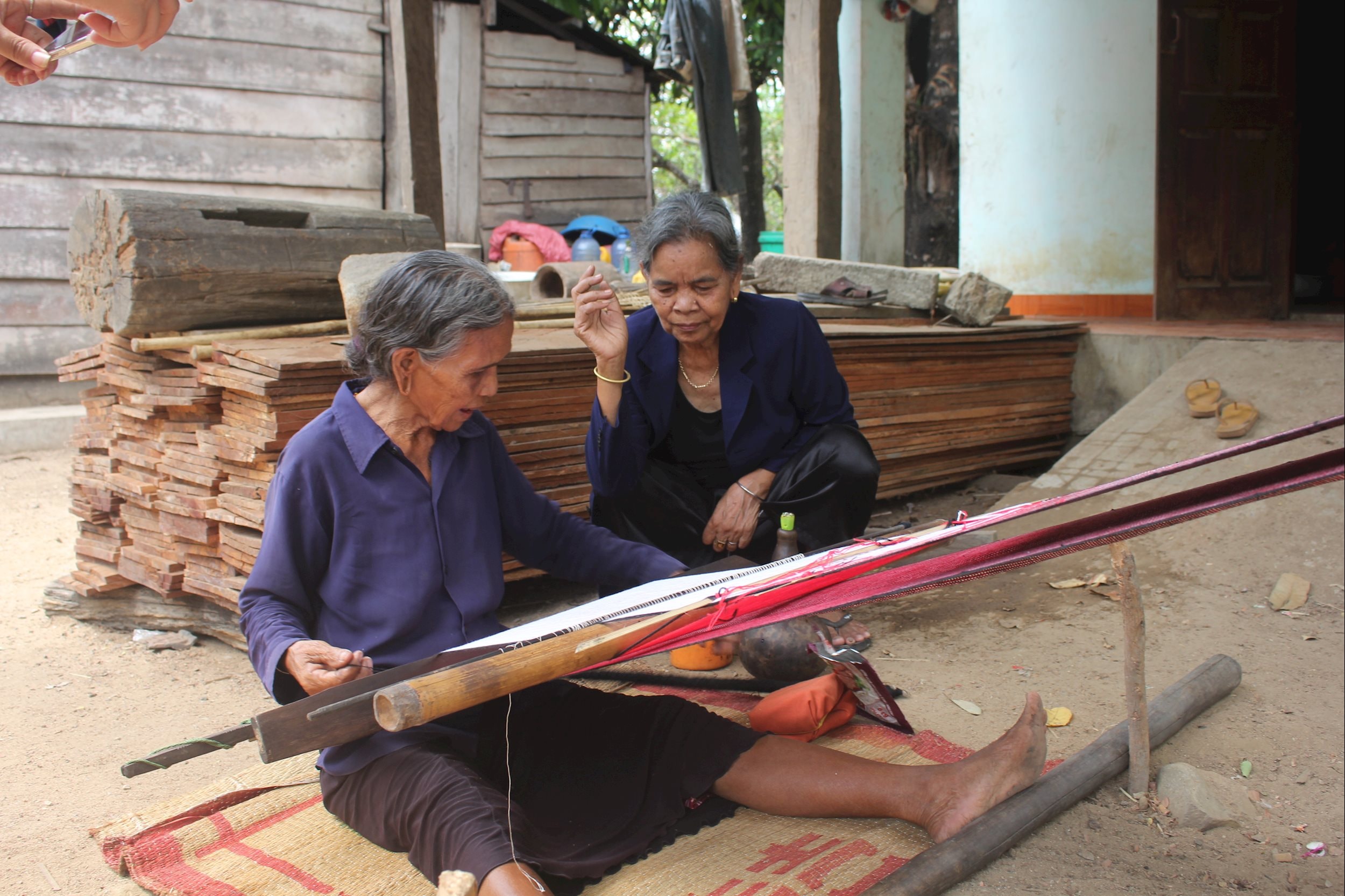 ảnh 3 Già luôn tận tình hướng dẫn người dân thoát nghèo