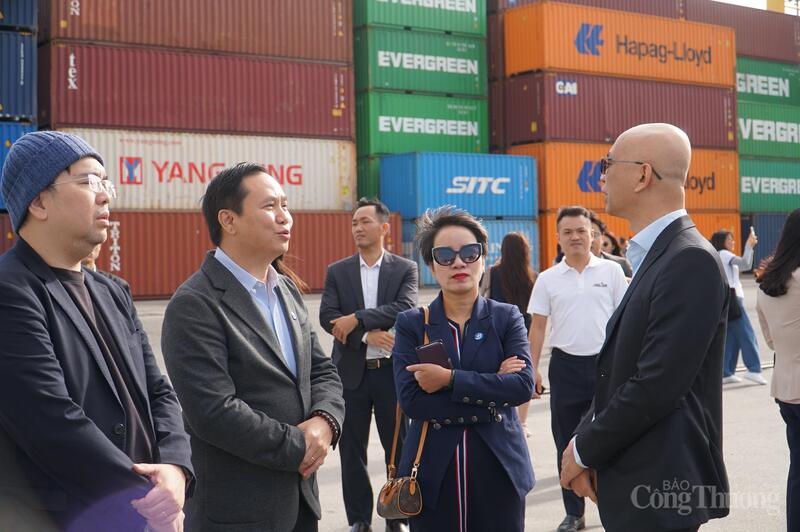 Các đại biểu trao đổi tại buổi khảo sát