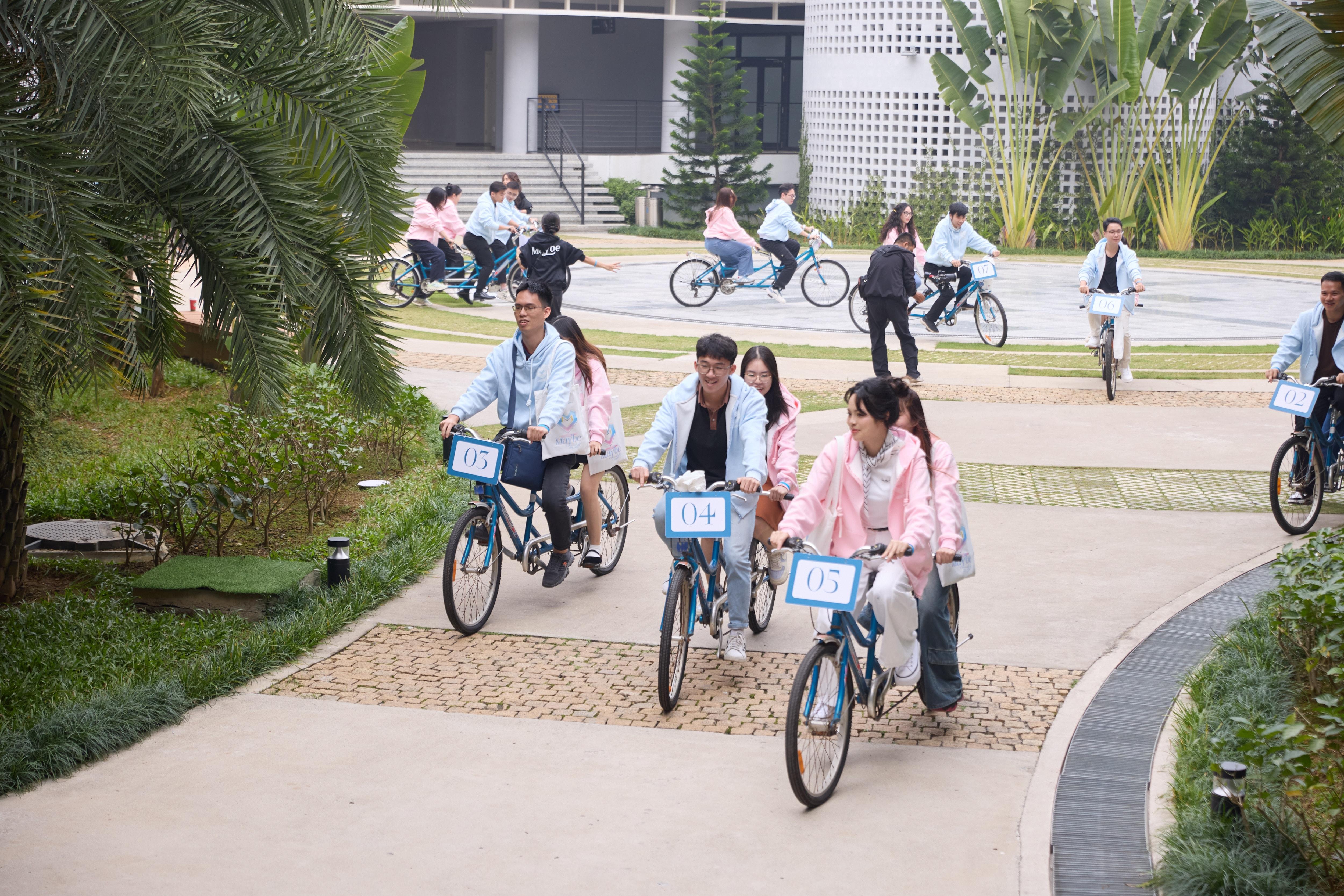 8. Nhân sự trẻ của hai doanh nghiệp tham gia hoạt động di chuyển và khám phá không gian sự kiện bằng xe đạp