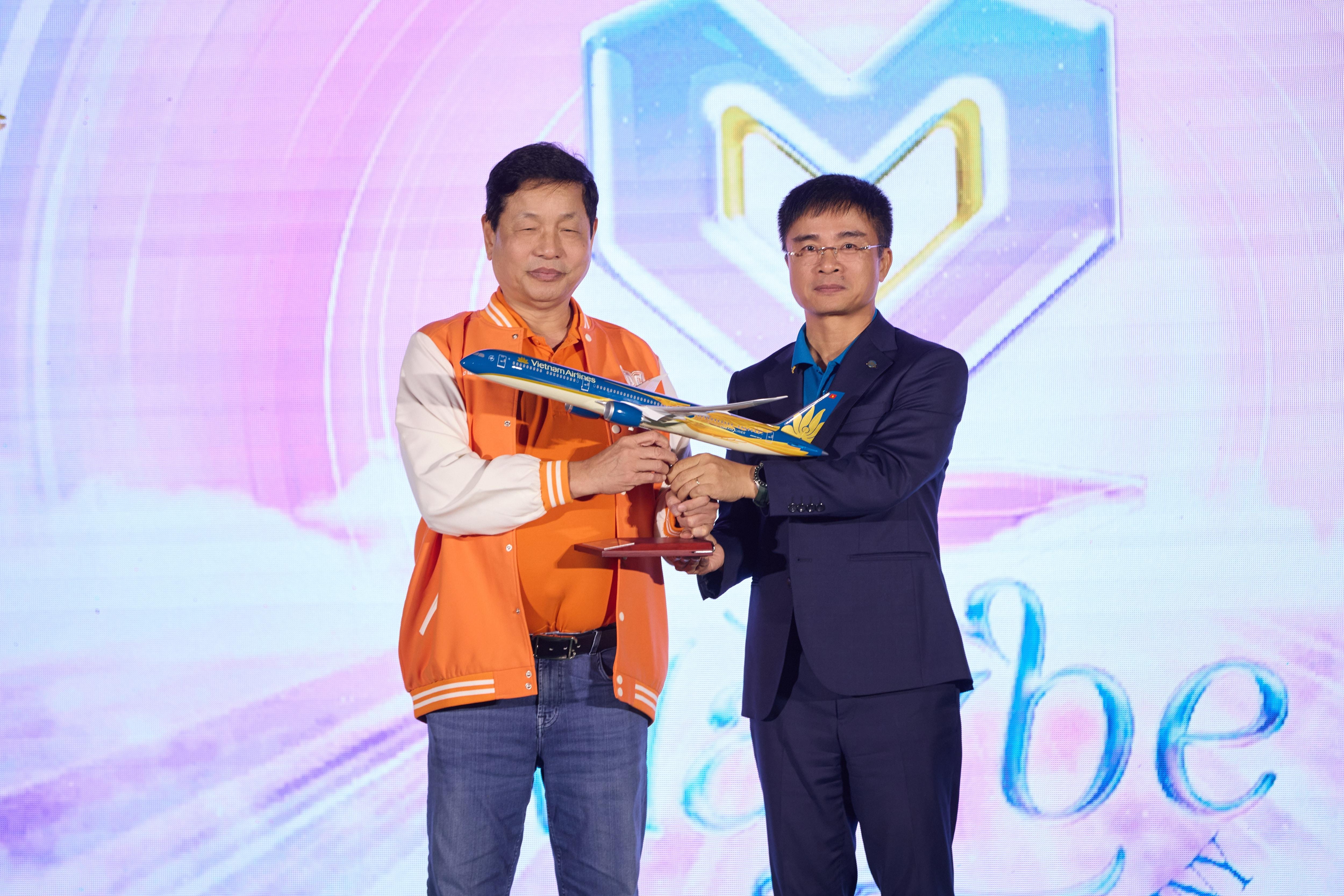 1. Lãnh đạo Vietnam Airlines trao mô hình máy bay tặng lãnh đạo FPT tại sự kiện MAYBE – Biết đâu đó là định mệnh