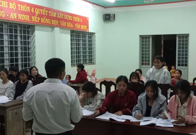 Đa số học viên đều là chị em phụ nữ có tuổi đời còn khá trẻ. Ảnh: Duy Tuấn