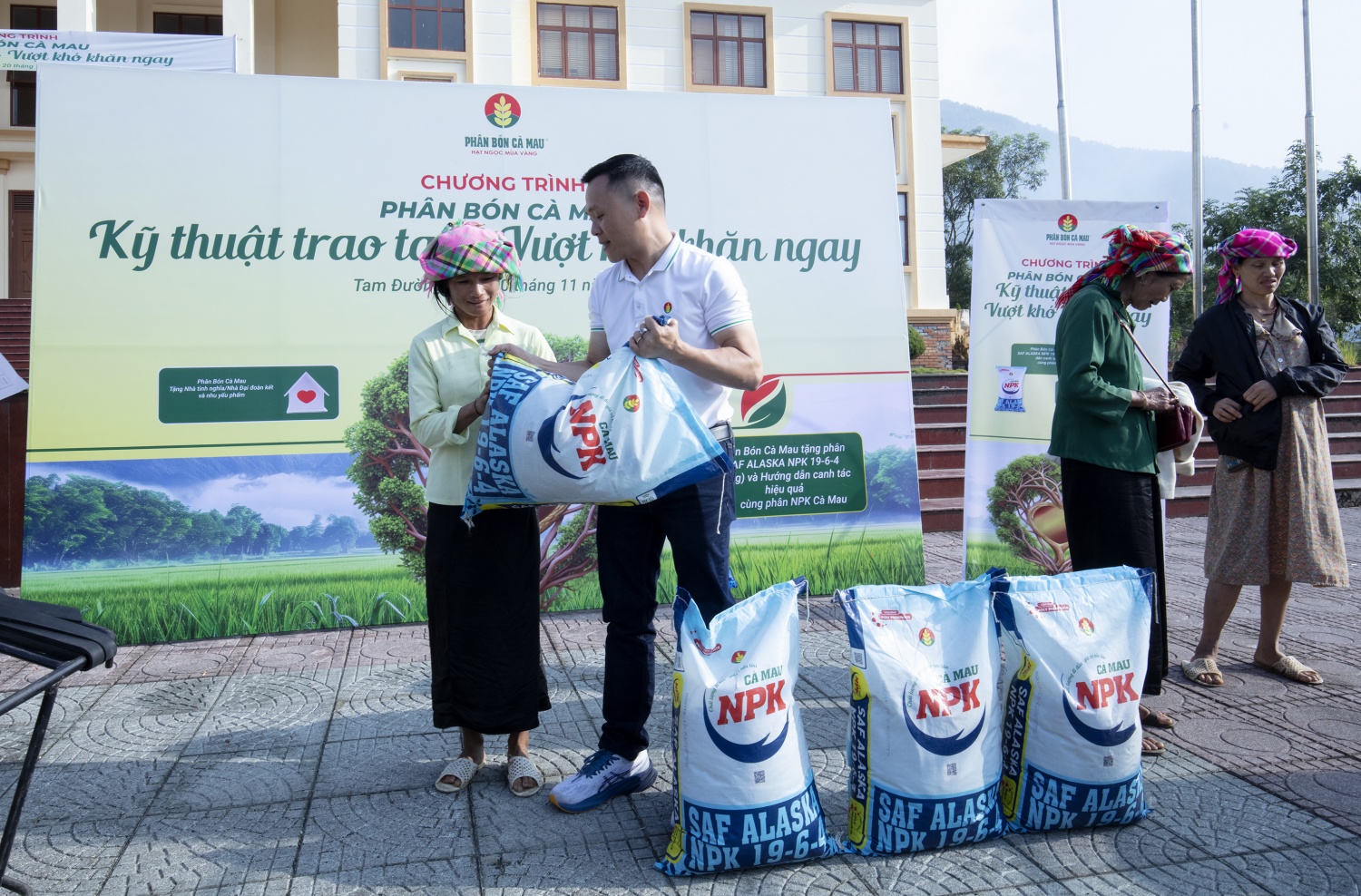 Phân Bón Cà Mau: Chung tay san sẻ với đồng bào vùng bão lũ Phân Bón Cà Mau: Chung tay san sẻ với đồng bào vùng bão lũ