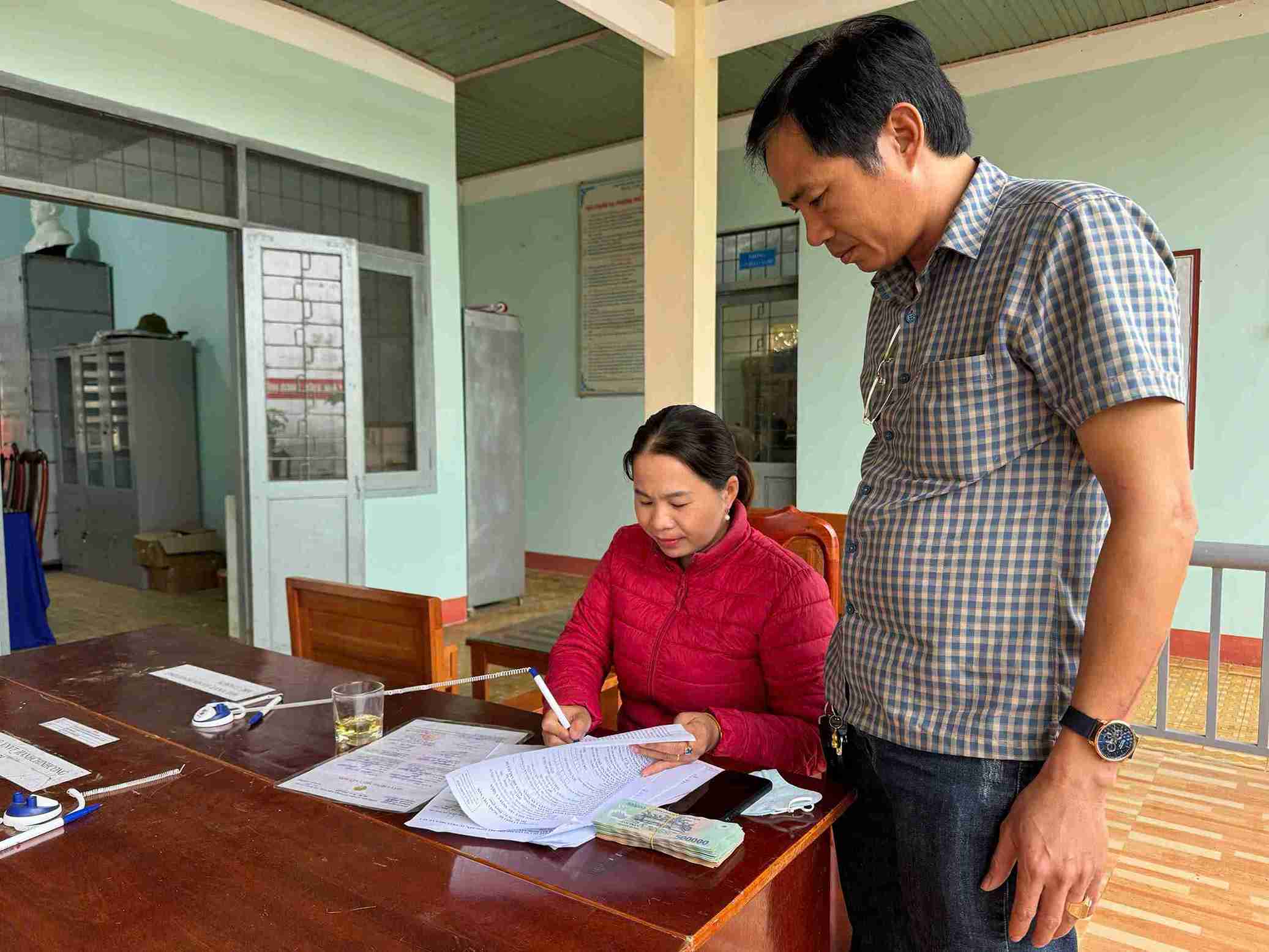 Người dân xã Ea Riêng đến trụ sở UBND xã để xử lý công việc, giải quyết thủ tục hành chính. Ảnh: Duy Tuấn