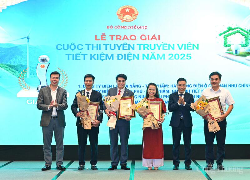 Đại diện các đơn vị đạt giải Ba tại cuộc thi năm nay. Ảnh: Nam Nguyễn