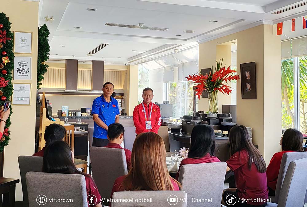 Huấn luyện viên Mai Đức Chung báo cáo nhanh tình hình toàn đội trong buổi gặp mặt. Ảnh: VFF