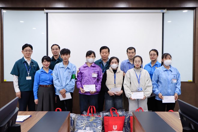 Trao quà hỗ trợ dành cho 44 công nhân lao động bị ảnh hưởng bởi bão lũ