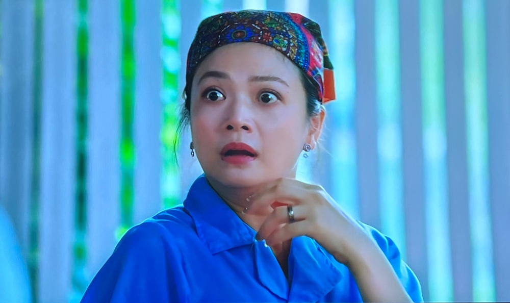 Bà Ánh làm lao công cho nhà hàng mà chồng đang ngồi ăn. Ảnh: Cắt từ video.