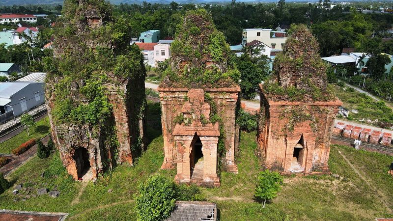 Cụm tháp Chăm Khương Mỹ, Tam Xuân, Đà Nẵng được cân nhắc, nghiên cứu nhiều năm nhưng vẫn chưa dứt tranh cãi về phương pháp trùng tu. Ảnh: Nhóm PV