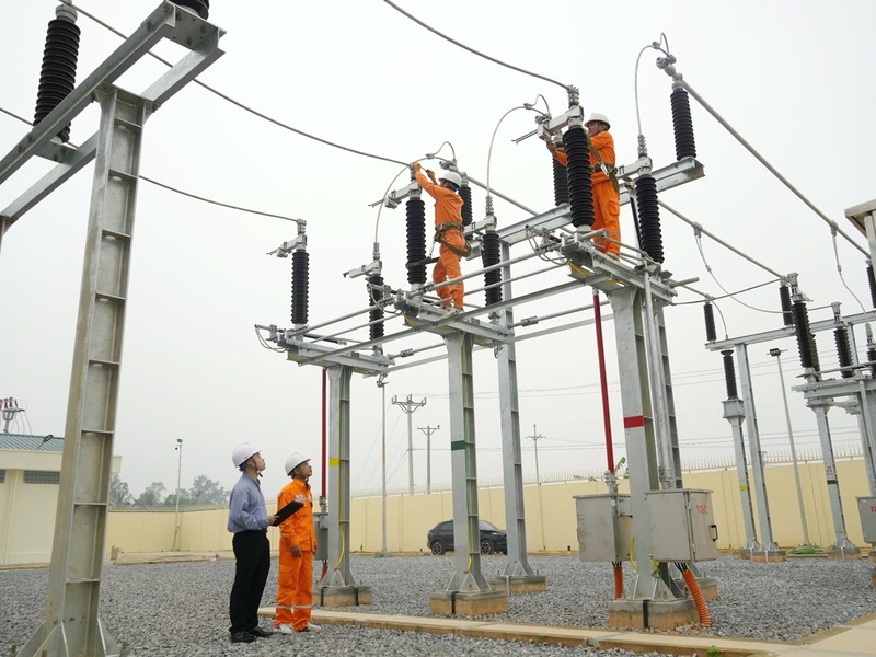 Kiểm tra, nghiệm thu trước khi đóng điện công trình đường dây và TBA 110kV Hậu Lộc 2. Ảnh: Hùng Mạnh