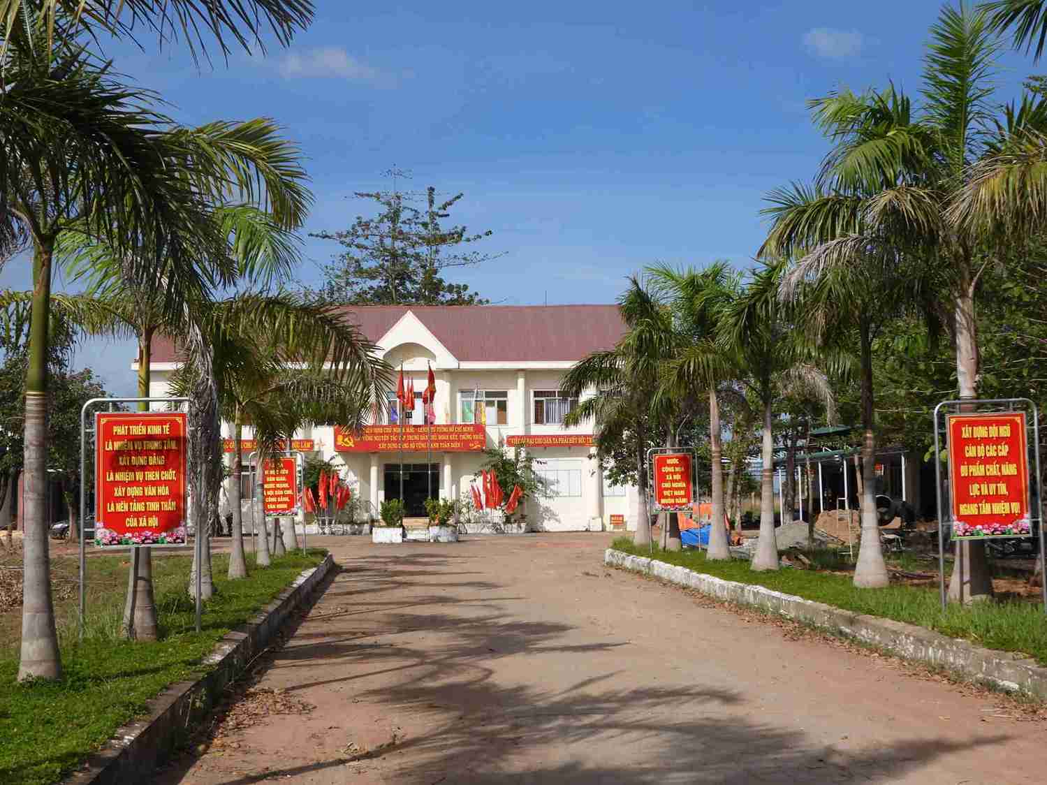 UBND xã đang dành nhiều nguồn lực để phát triển kinh tế - xã hội vùng dân tộc thiểu số. Ảnh: Bảo Trung