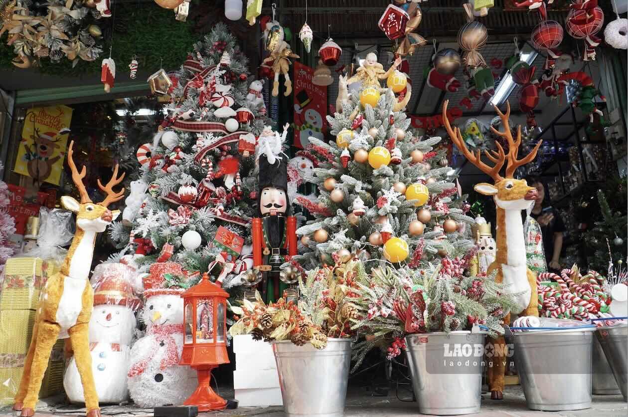 Không gian sống được “thắp sáng” tinh thần Giáng sinh với cây thông Noel, dây đèn lấp lánh và những điểm nhấn trang trí nhỏ xinh, mang lại cảm giác ấm áp, an yên cho mùa lễ hội cuối năm.