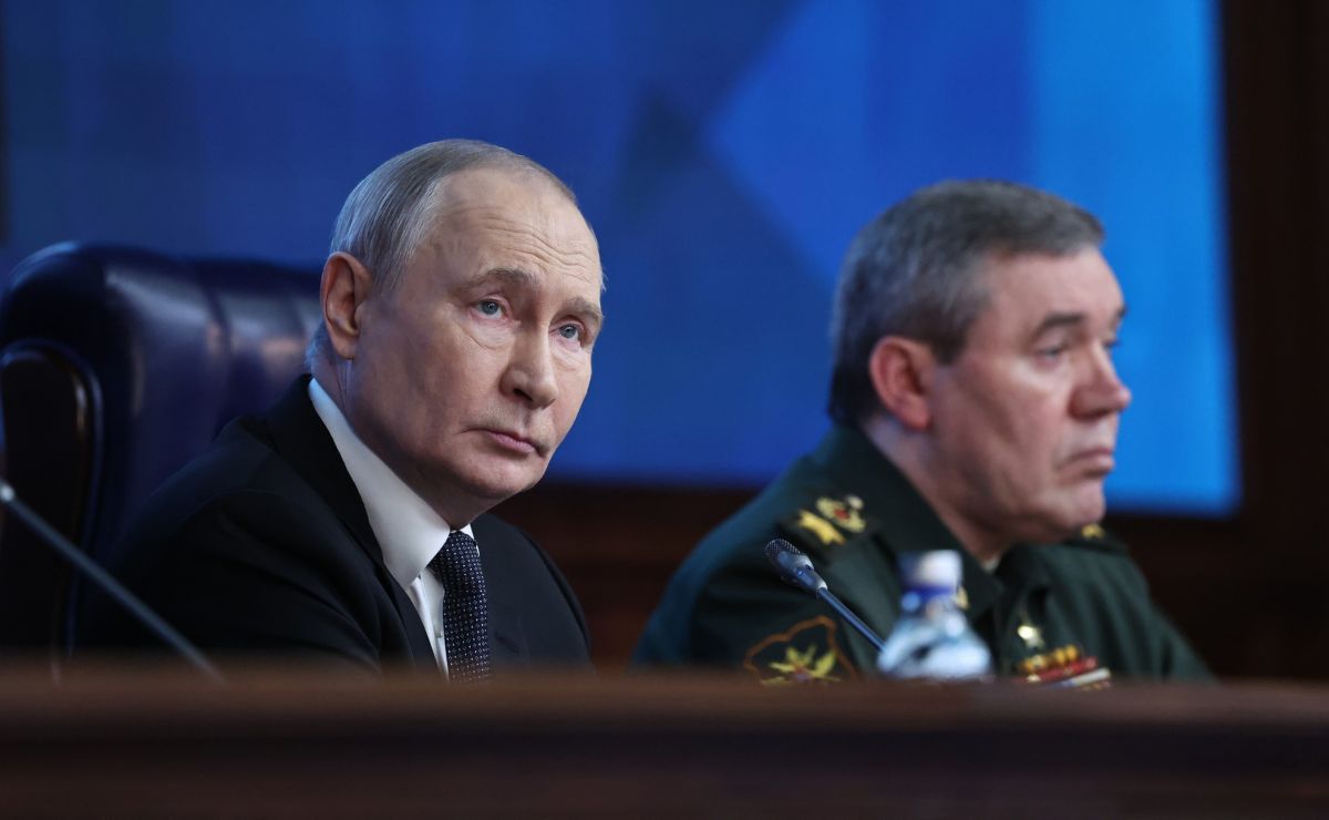 Tổng thống Putin và Tham mưu trưởng Lực lượng vũ trang Nga - Thứ trưởng Bộ Quốc phòng thứ nhất Valery Gerasimov tại cuộc họp ngày 17.12. Ảnh: Kremlin