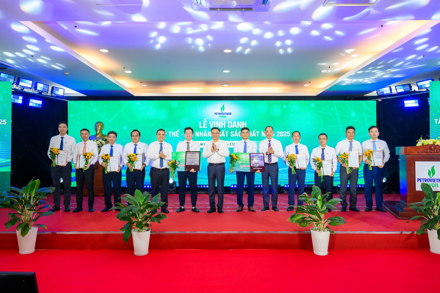 Ông Lê Mạnh Hùng – Bí thư Đảng ủy, Chủ tịch HĐTV Tập đoàn, ông Cao Hoài Dương – Bí thư Đảng ủy, Chủ tịch HĐQT và ông Nguyễn Đăng Trình – Phó Bí thư Đảng ủy, Tổng Giám đốc Tổng công ty trao biểu trưng và tiền thưởng cho danh hiệu “Tập thể xuất sắc nhất năm 2025”. Ông Lê Mạnh Hùng – Bí thư Đảng ủy, Chủ tịch HĐTV Tập đoàn, ông Cao Hoài Dương – Bí thư Đảng ủy, Chủ tịch HĐQT và ông Nguyễn Đăng Trình – Phó Bí thư Đảng ủy, Tổng Giám đốc Tổng công ty trao biểu trưng và tiền thưởng cho danh hiệu “Tập thể xuất sắc nhất năm 2025”.