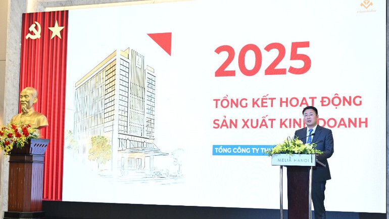 Tổng Giám đốc Vinataba Hà Quang Hòa trình bày báo cáo tình hình sản xuất kinh doanh năm 2025.