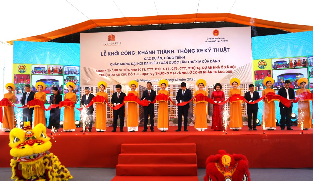 Các đại biểu cắt băng khánh thành dự án. Ảnh: Mai Dung