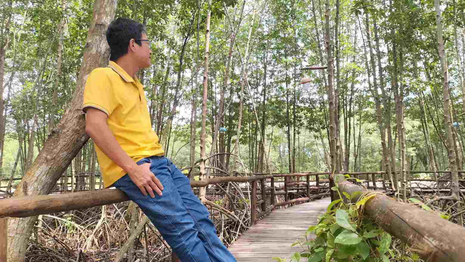 Du khách thích thú khi đi vào rừng tại điểm du lịch Hoàng Hôn, Đất Mũi, Cà Mau. Ảnh: Nhật Hồ