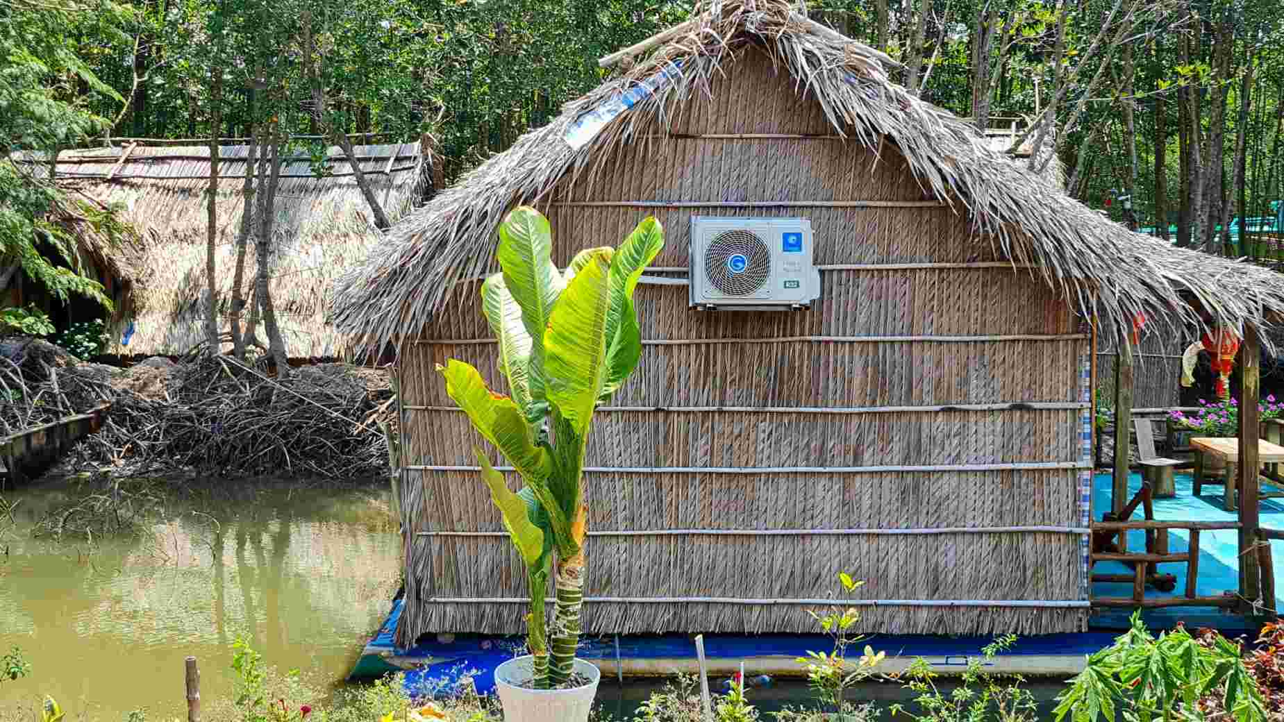 Phòng ngủ trên mặt nước tại điểm du lịch Hoàng Hôn, Đất Mũi. Ảnh: Nhật Hồ