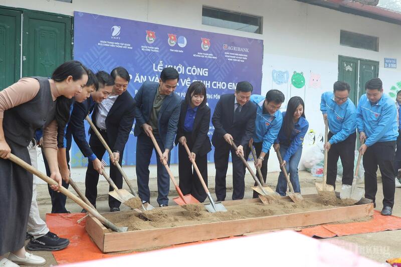 Tại điểm trường mầm non Pú Chả, nơi cách trung tâm xã gần 17 km đường đồi núi, điều kiện sinh hoạt còn nhiều khó khăn lễ khởi công công trình “Bếp ăn và nhà vệ sinh cho em” đã trở thành món quà tinh thần quý báu. Ảnh: Quỳnh Trang