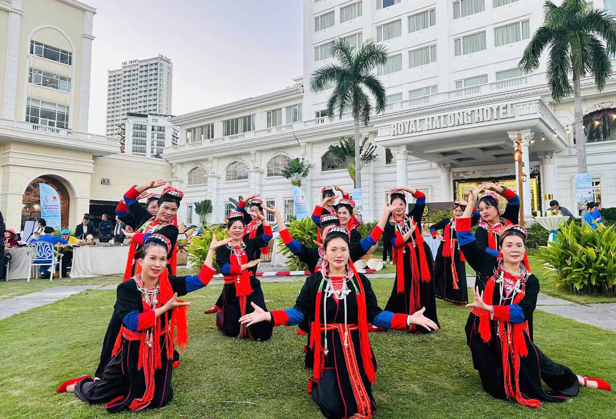 Đồng bào dân tộc Dao Quảng Ninh tham gia “Ngày Lữ hành Việt Nam 2025” tại phường Bãi Cháy. Ảnh: Đoàn Hưng