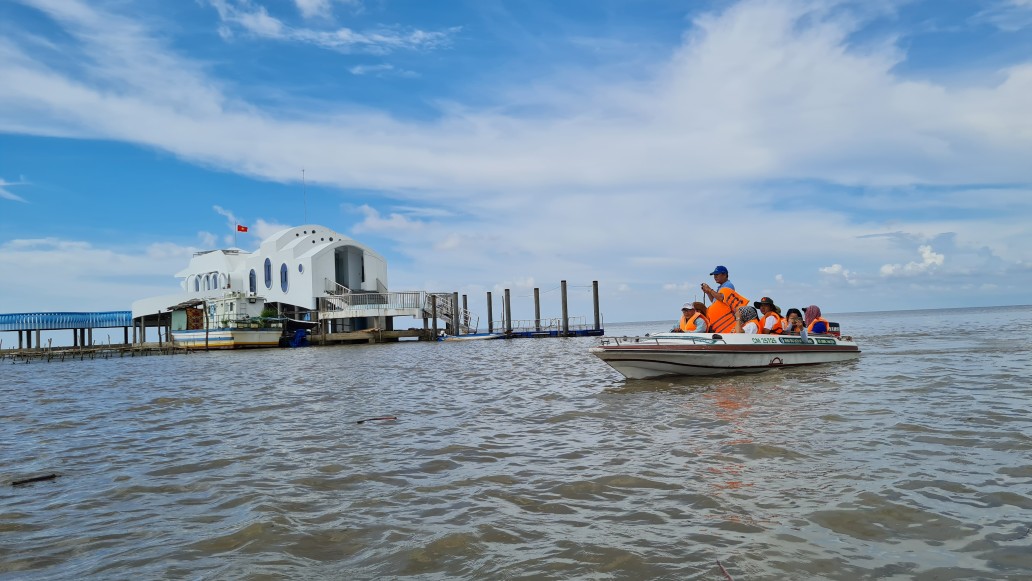Đưa khách ra khu bãi bồi chóp Mũi Cà Mau. Ảnh: Nhật Hồ