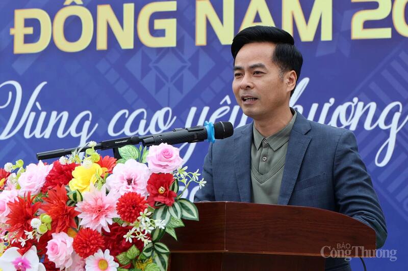 Phát biểu tại chương trình, ông Nguyễn Văn Lương -  Phó Bí thư Đảng ủy, Chủ tịch UBND xã Mường Pồn bày tỏ cảm ơn và trân trọng trước tình cảm, sẻ chia của đoàn công tác. Ảnh: Quỳnh Trang