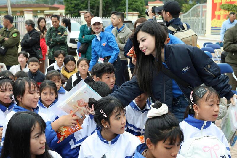 Những phần quà tiếp sức đến trường được trao tận tay các em học sinh vùng cao Mường Pồn. Ảnh: Quỳnh Trang