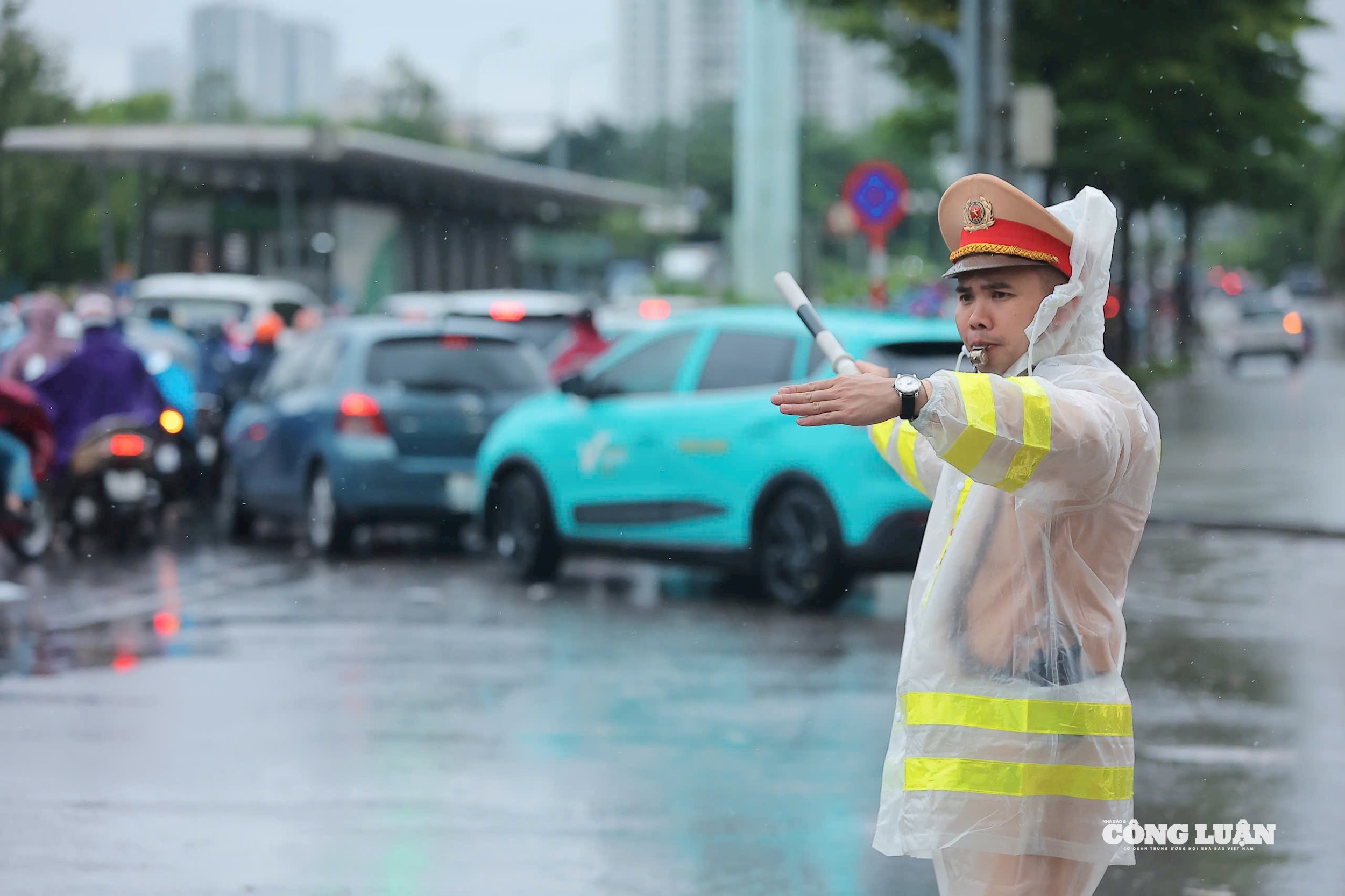 Lực lượng CSGT điều tiết tại khu vực.