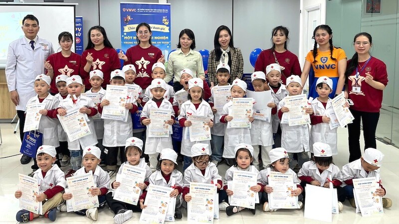 Các em nhỏ hào hứng với tour tham quan tìm hiểu hoạt động tiêm chủng tại VNVC Ninh Bình tháng 12/2025. Ảnh: Mộc Thảo