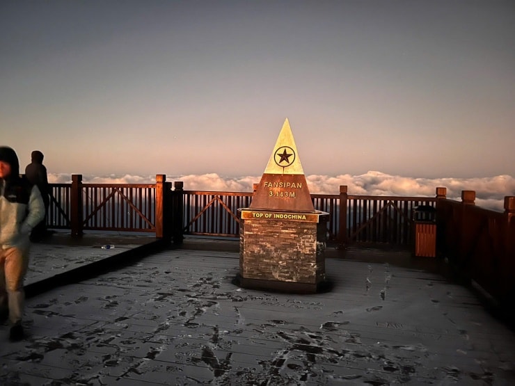 Đỉnh Fansipan thường xuyên xuất hiện tuyết rơi và băng giá vào mùa đông lạnh sâu.